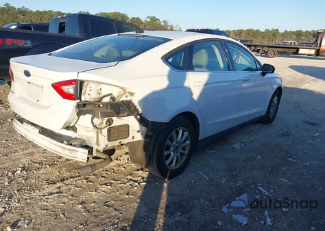 2015 Ford Fusion S z USA, uszkodzony, nr VIN 1FA6P0G70F5114347